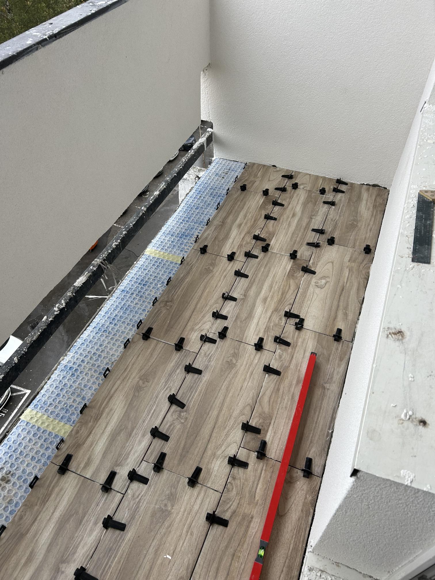 Pokládka exteriérovej dlažby na balkóne rodinného domu Žilina
